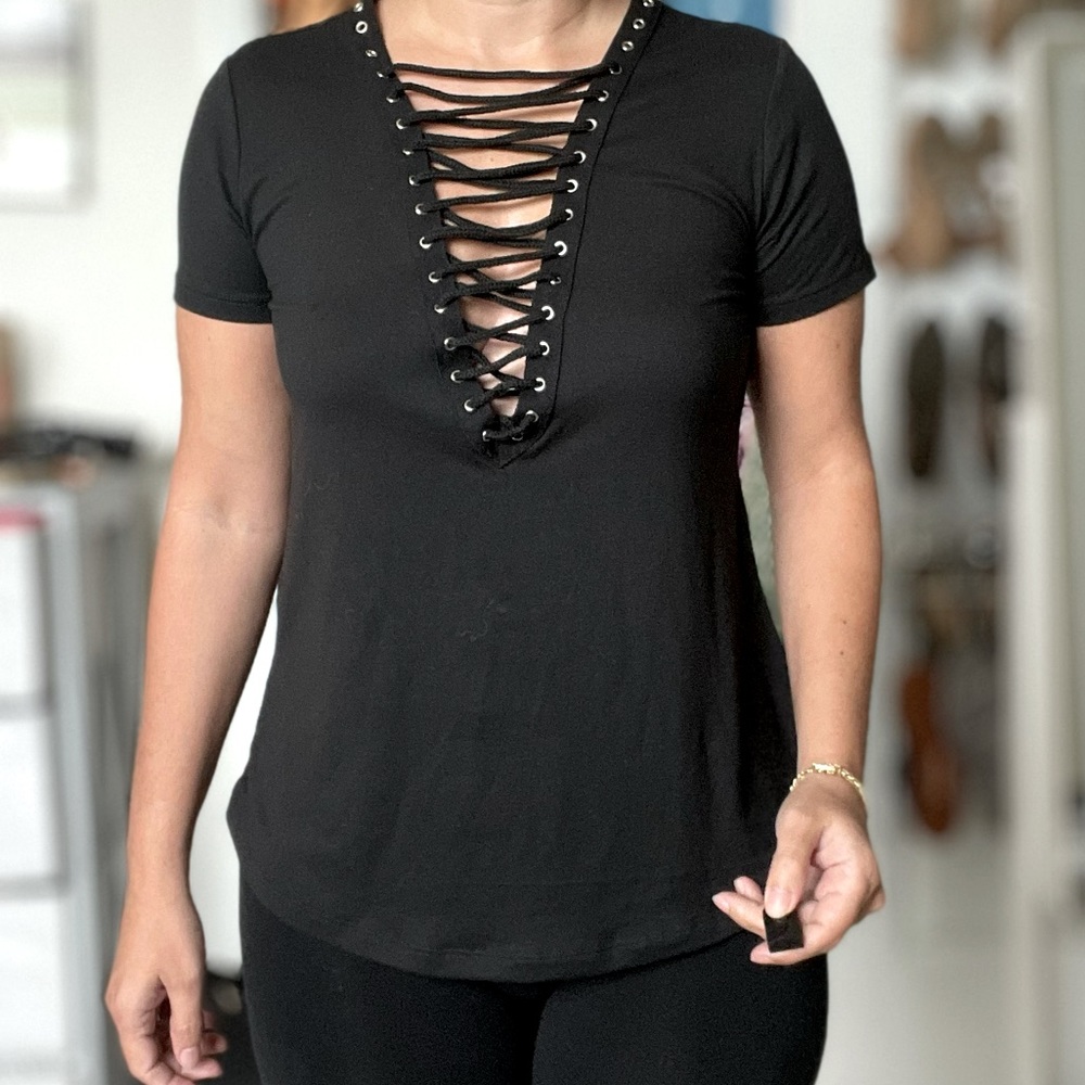 Cute RUE21 V-neck Top - Size Small - New with Tags